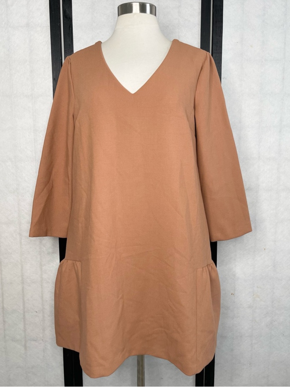 V-Neck Three-Quarter Sleeve Shift Dress in Light Brown. Size: 1